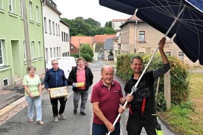 Nette Nachbarn im Wohnbezirk: Straßenfeste sind wieder gefragt - Axel Weiß und Otto Propszt (v. r.) können am Samstag beim Anliegerfest auf der Georgenstraße in Hainichen auf viele Helfer bauen.