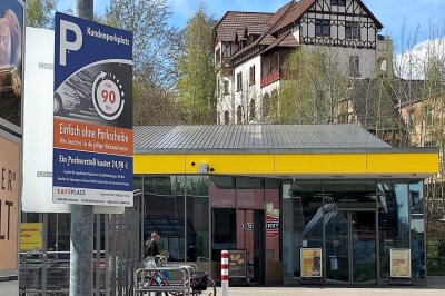 Am Montagnachmittag hängen noch Schilder und Kameras zur Parkzeiterfassung auf dem Netto-Parkplatz an der Weberstraße in Mittweida. 