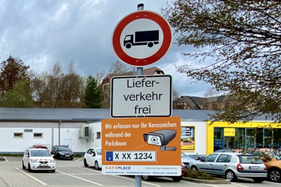 Am Netto-Markt an der Weberstraße in Mittweida weisen Schilder an der Einfahrt zum Parkplatz darauf hin, dass der Parkplatz von Safe Place betrieben wird - und die Kennzeichen zur Ermittelung der Parkdauer erfasst werden.