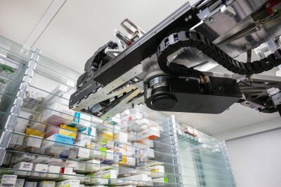 Netz der Apotheken dünnt weiter aus - Ein Automat sucht in einer Apotheke ein Medikament für einen Kunden aus dem Warenlager heraus.