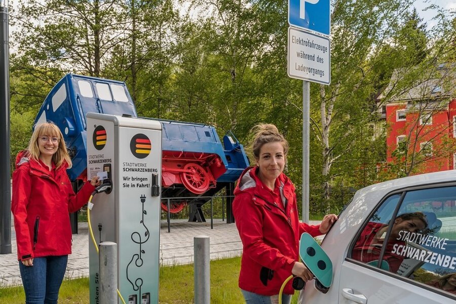 Netz der Strom-Tankstellen im Westerzgebirge wird dichter - Franziska Paulus und Adrienne Sargatzke von den Stadtwerken Schwarzenberg testen die Ladesäule am Hammerweg. 