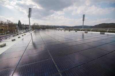 Netzbetreiber: Energiewende im Erzgebirgskreis schreitet rasant voran - Photovoltaik - hier die Anlage auf dem Erzgebirgsstadion Aue - ist laut Mitnetz Strom die wichtigste Quelle für grünen Strom im Erzgebirgskreis.