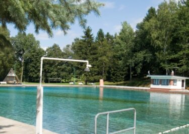 Netzschkau: Bürgermeister bringt Hallenbad-Idee ins Spiel - Mit 3640 Quadratmetern Wasserfläche hat Netzschkau das größte Freibad der Region. Doch es leckt gewaltig. 