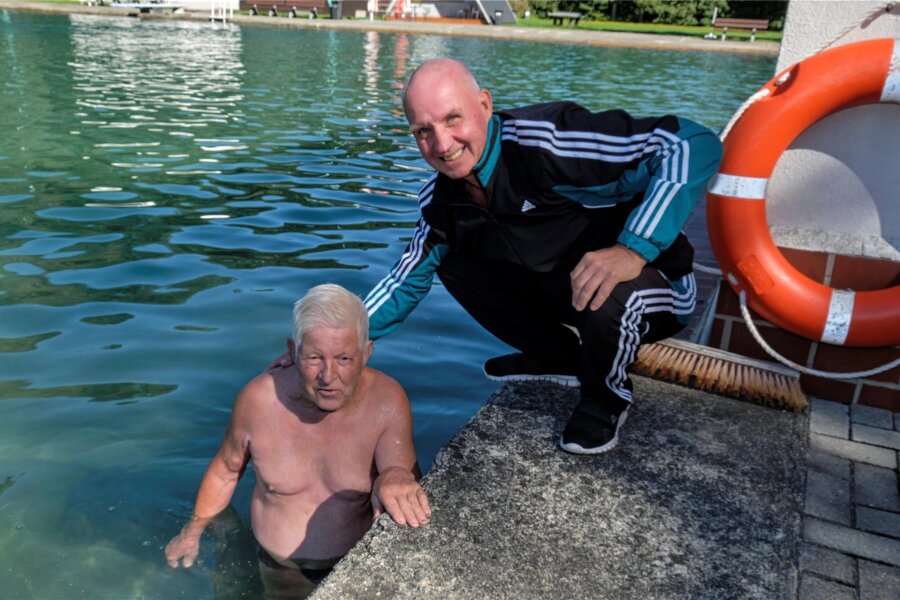 Netzschkau: Freibadchef sagt nach 38 Jahren ade - Mit 3640 Quadratmetern Wasserfläche hat Netzschkau das größte Freibad der Region. Den Hut dafür hat Schwimmmeister Günter Claus (rechts) auf. Hier spricht er mit Armin Strobel. Der 85-Jährige schwimmt jeden Tag 800 Meter.