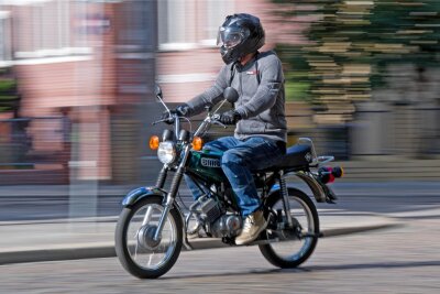 Netzschkau: Mopedfahrer stürzt auf der Flucht vor der Polizei - Simson-Mopeds stehen auch 35 Jahre nach der Wende im Osten hoch im Kurs.