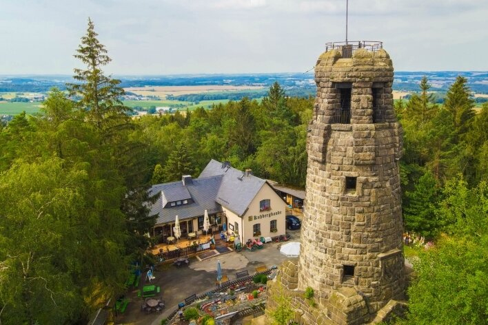Netzschkau: Schlosssanierung wird Rennen gegen die Zeit - Der Turm am Kuhberg ist ein beliebtes Ziel für Wanderer. Doch auch dort ist einiges zu tun. 