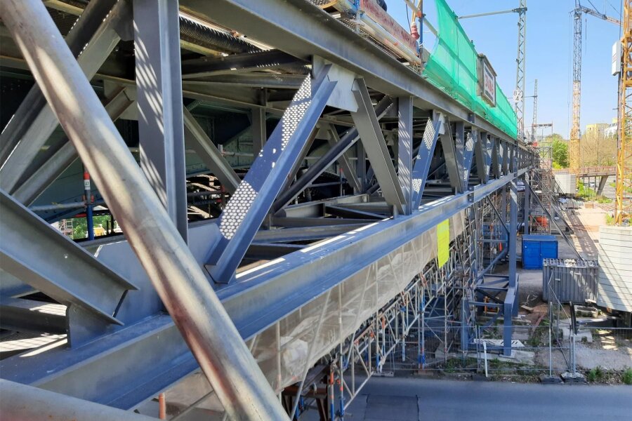 Netzschkau: Sparkasse verdoppelt auf Plattform „99 Funken“ Spenden für neue Fußgängerbrücke - 30 Meter dieser bei Sanierungsarbeiten in Chemnitz genutzten Behelfsbrücke sollen angekauft werden.