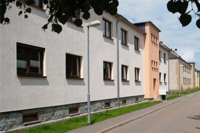 Netzschkau: Stadtwohnungen heute komplett in privater Hand - Ehemalige Wohnbau-Häuser an der Gabelsbergerstraße in Netzschkau. Etliche sind saniert, einige noch nicht.