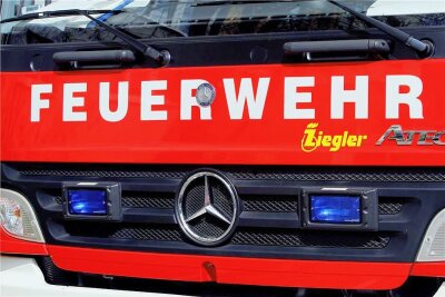 Netzschkau: Transporter steht in Flammen - Die Feuerwehr wurde am Freitag zum Mylauer Berg gerufen.