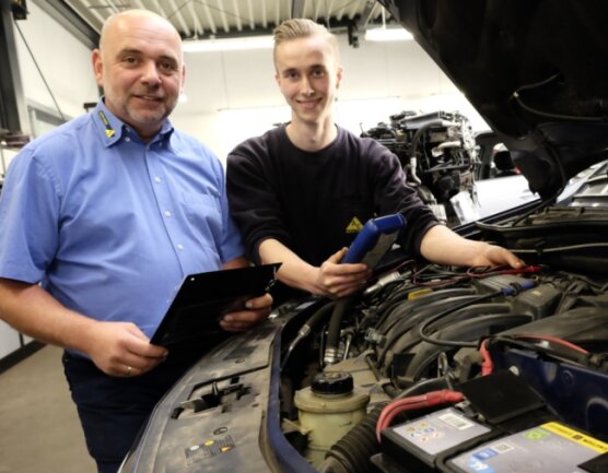 Sven Mißler (l.), Chef des SIM-Auto-Service Netzschkau, freut sich, mit Johannes Roth (r.) den besten jungen Kfz-Mechatroniker Sachsens in seiner Firma zu haben. 