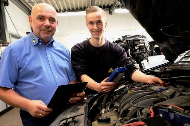 Sven Mißler (l.), Chef des SIM-Auto-Service Netzschkau, freut sich, mit Johannes Roth (r.) den besten jungen Kfz-Mechatroniker Sachsens in seiner Firma zu haben.