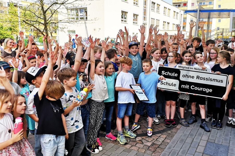 Netzwerk „Schule ohne Rassismus“: Erstmals Grundschule in Zwickau aufgenommen - 200 Schülerinnen und Schüler der DPFA-Regenbogen-Grundschule nehmen die Anerkennung entgegen.