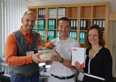 Netzwerk überrascht Unternehmer - Norbert Steininger-Schmidt erhält von Matthias Kaden (links) und der BNI-Gebietsdirektorin Daniela Meißner Glückwünsche. 