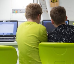 Neu angeschaffte Laptops bleiben in Werdau oft ungenutzt - Moderne Technik soll den Schülern das Lernen im häuslichen Umfeld erleichtern. Dafür hat die Stadt Werdau 138 Laptops gekauft und an die Schulen verteilt. 