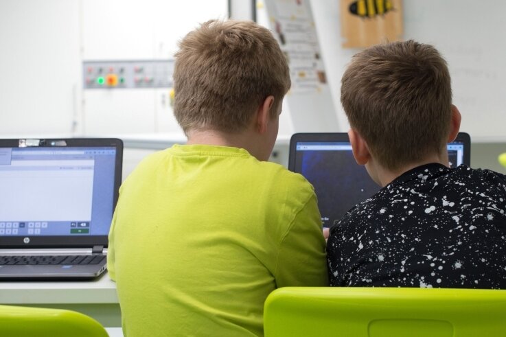 Moderne Technik soll den Schülern das Lernen im häuslichen Umfeld erleichtern. Dafür hat die Stadt Werdau 138 Laptops gekauft und an die Schulen verteilt. 
