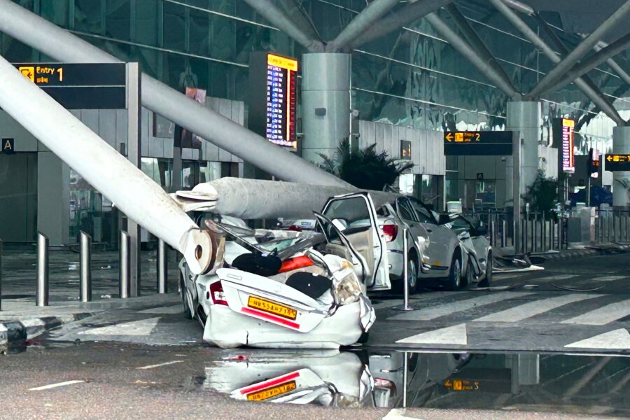Neu-Delhi: Monsunregen bringt Flughafen-Dach zum Einsturz - Autos sind durch den Einsturz einer Überdachung des Abflugterminals des Flughafens Indira Gandhi in Neu-Delhi beschädigt worden.