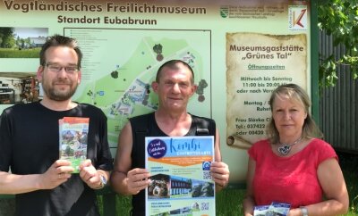 Neu: Ein Ticket für fünf Touristen-Magnete - Christof Puschmann, Steffen Gerisch und Margit Forkel (von links) präsentieren die neue Kombi-Eintrittskarte für fünf museale Einrichtungen der Vogtland Kultur GmbH, die ab dem heutigen 1. Juli gilt. 