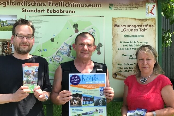 Neu: Ein Ticket für fünf Touristen-Magnete - Christof Puschmann, Steffen Gerisch und Margit Forkel (von links) präsentieren die neue Kombi-Eintrittskarte für fünf museale Einrichtungen der Vogtland Kultur GmbH, die ab dem heutigen 1. Juli gilt. 