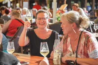 Neu, frisch, anders: So überrascht das Chemnitzer Weinfest 2023 - Sommer in Chemnitz – da gehört das Weinfest dazu. Sandra Neubert und Ines Dittmann haben sich schon lange darauf gefreut. Sie zählten in diesem Jahr zu den ersten Gästen.