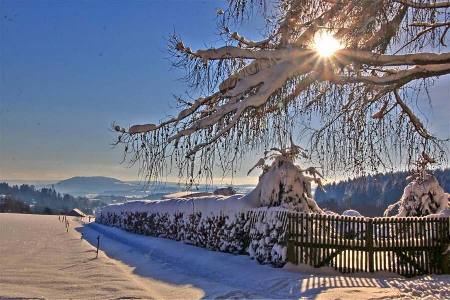 Neu im Erzgebirge: digitale Wandernadel „Für Winterwanderer“ - Die Touren sind zwischen 3 und 19 Kilometer lang und bieten herrliche Blicke - wie hier zum Pöhlberg.