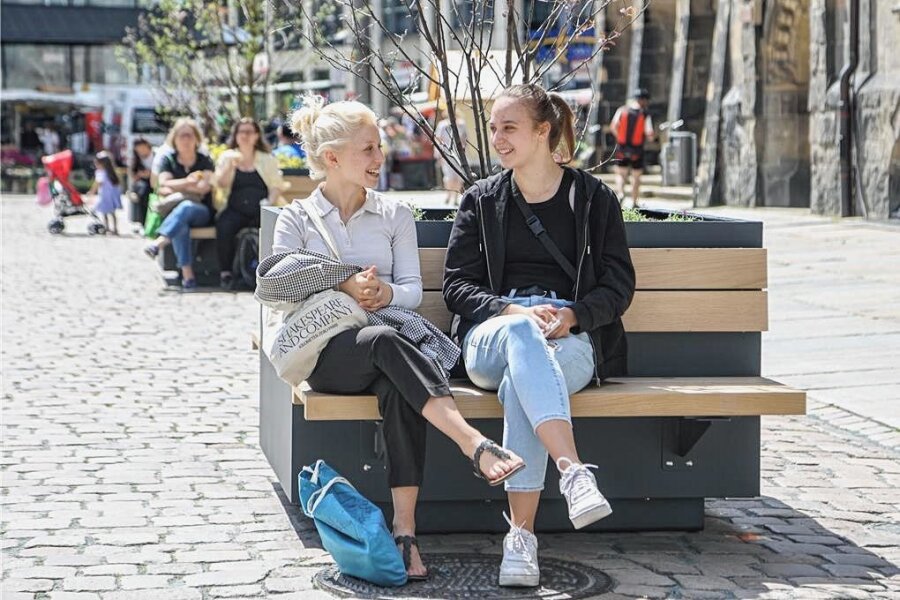 Neu in der Chemnitzer Innenstadt: Begrünte Inseln laden zu Verweilen ein - Helena Glöckner (links) und Lilian Janschewski haben die neuen Sitzelemente auf dem Neumarkt gleich ausprobiert.