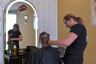 Neu in Freiberg: Ein Barbier, der auch Frauen die Haare schneidet - Mitte August hat ein neuer Barbier-Laden in Freiberg eröffnet: Ungewöhnlich ist, dass der Laden Amir auch Frauen die Haare schneidet. Friseurin Manja widmet sich den Kundinnen.