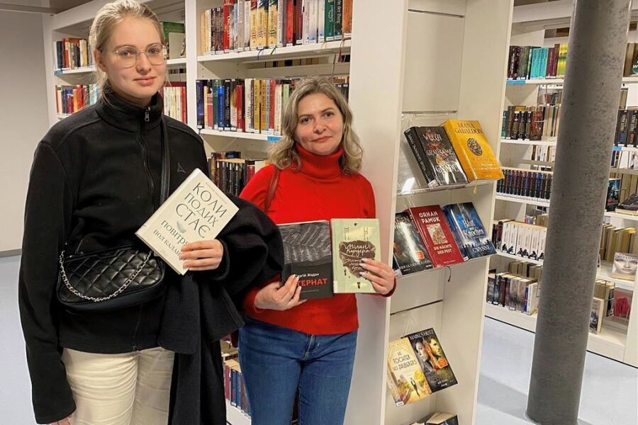 Neu in Freiberg: Lesestoff für ukrainische Geflüchtete - Sie haben sich die ersten Bücher in Freiberg ausgeliehen: Liza Samusenko (li.) und Ludmyla Salatova (re.) freuen sich auf ihre Romane. 