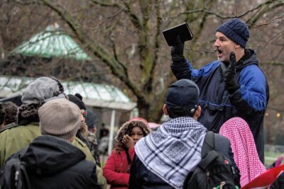 Neu-Ulm kopiert Londoner Rede-Ecke "Speaker's Corner" - Mit einer Bibel in der Hand spricht ein Mann an der Speakers' Corner im Hyde Park in London. 