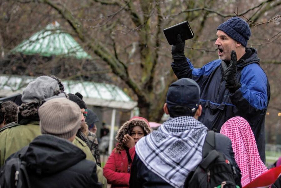 Neu-Ulm kopiert Londoner Rede-Ecke "Speaker's Corner" - Mit einer Bibel in der Hand spricht ein Mann an der Speakers' Corner im Hyde Park in London. 