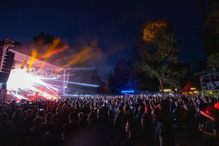 Rund 1000 Fans waren am Freitagabend beim Konzert von Project Pitchfork im Gründelpark in Glauchau.