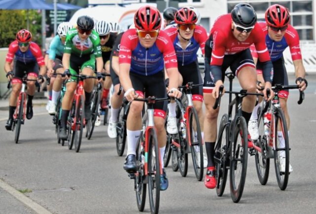 Neuauflage nach 66 Jahren - Die Fahrer vom Berthold Radteam Hainichen (rot-blaue Trikots, rote Helme) wollen das Rennen der Elite-Amateur-Klasse gewinnen. 