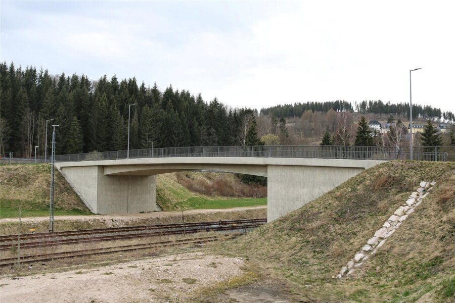 Neubau der Pachthausbrücke kostet Johanngeorgenstadt noch mal Geld - Seit knapp zwei Jahren ist die Pachthausbrücke von Johanngeorgenstadt fertig. Nun kostet sie noch mal Geld.
