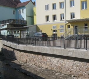 Neubau der Ufermauer beendet - Hinter dem Objekt verläuft der Neubau der Ufermauer. Die Fläche kann jetzt vom Veranstalter genutzt werden. 