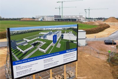 Neubau in Leipzig: Nivea-Konzern nimmt nicht alle Beschäftigten aus Waldheim mit - So soll das neue Werk von Beiersdorf in Leipzig aussehen. Jetzt war Grundsteinlegung für das 220-Millionen-Euro-Projekt. 