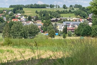 Neubau oder Sanierung des Bauhofs Thema in Tirpersdorf - In Tirpersdorf, hier eine Ansicht von der Brotenfelder Straße, geht es Donnerstag im Gemeinderat um den Bauhof.
