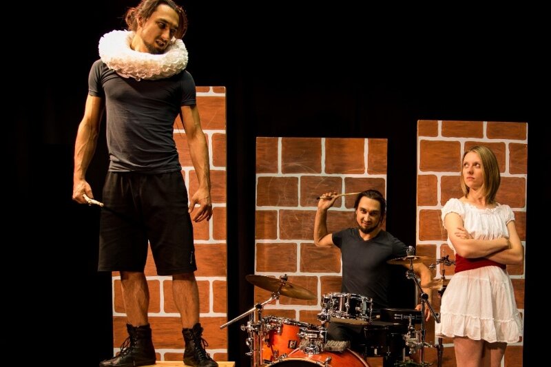 Neuberin-Theatertage entfesseln Liebe, Macht und Hinterhalt - Das Stück "Neinsagen" thematisiert den Kampf zwischen Freiheit und Pflicht. 