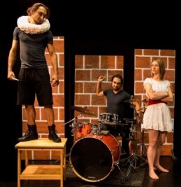 Neuberin-Theatertage entfesseln Liebe, Macht und Hinterhalt - Das Stück "Neinsagen" thematisiert den Kampf zwischen Freiheit und Pflicht. 