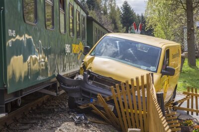 Neudorf: Transporter und Fichtelbergbahn kollidieren an Bahnübergang - Die Transporter-Fahrerin soll ersten Informationen zufolge leicht verletzt worden sein.