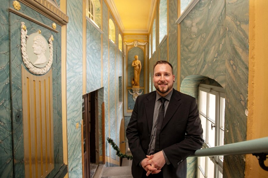 Neue Ära im Vogtlandmuseum Plauen: Sebastian Dressel übernimmt als Fachdirektor - Sebastian Dressel fühlt sich sichtlich wohl in seiner Haut: Der neue Chef des Vogtlandmuseums hat jetzt seinen Job angetreten.