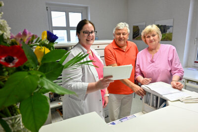 Neue Ärztin übernimmt Hausarztpraxis in Adorf - Dr. Juliane Karl (links) übernimmt ab April die Hausarztpraxis von Dr. Christoph Rürup. Schwester Birgit Vogelsang, die seit 32 Jahren in der Praxis tätig ist, wird sie bei ihrem Neuanfang unterstützen.