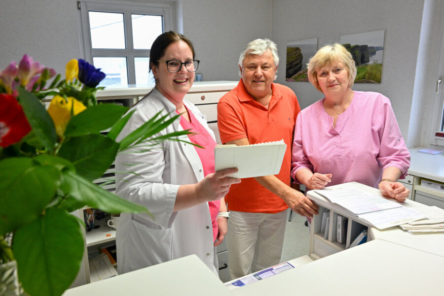 Neue Ärztin übernimmt Hausarztpraxis in Adorf - Dr. Juliane Karl (links) übernimmt ab April die Hausarztpraxis von Dr. Christoph Rürup. Schwester Birgit Vogelsang, die seit 32 Jahren in der Praxis tätig ist, wird sie bei ihrem Neuanfang unterstützen.