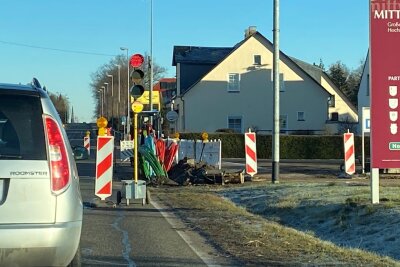 In Mittweida ist die Chemnitzer Straße direkt am Ortseingang seit Mittwoch nur noch halbseitig befahrbar. Eine Ampel regelt den Verkehr.