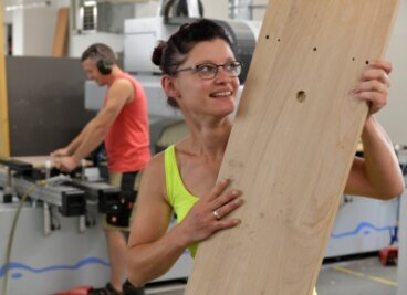 Neue Anlage beschleunigt Bienenmühler Möbelproduktion - Holzmechanikerin Katja Wagner gehört zum Mitarbeiterstamm der Firma Bienenmühle Möbel. 