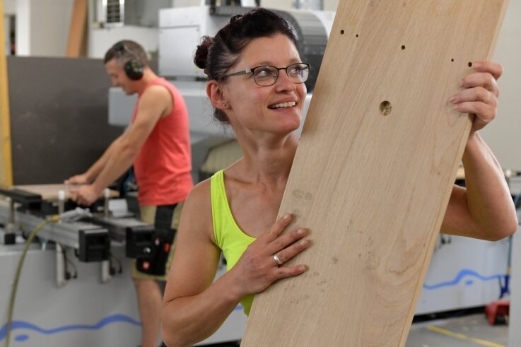 Neue Anlage beschleunigt Bienenmühler Möbelproduktion - Holzmechanikerin Katja Wagner gehört zum Mitarbeiterstamm der Firma Bienenmühle Möbel. 