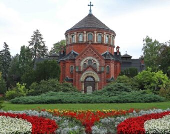 Neue Anlage soll Grabpflege vereinfachen - Die Kapelle mit der farbenfrohen Bepflanzung davor ist das Wiedererkennungsmerkmal des Werdauer Waldfriedhofes. 