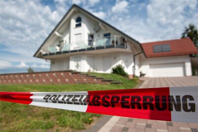 Neue Anlaufstelle soll bedrohten Kommunalpolitikern helfen - Das Haus des Kasseler Regierungspräsidenten Walter Lübcke. Hier wurde der Politiker im Juni 2019 erschossen.