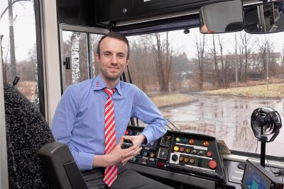 Neue Ansagen für Bus und Bahn in Zwickau: Das ist der Mann hinter der Stimme - Erik Bretfeld hat den neuen Ansagen in Bussen und Straßenbahnen seine Stimme verliehen. 