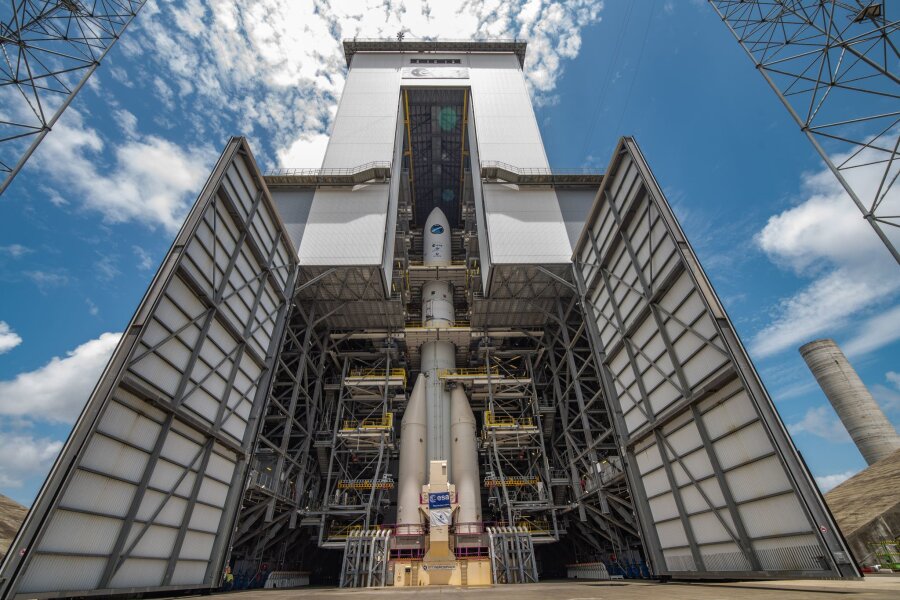 Neue Ariane 6 soll im Juli erstmals fliegen - Die neue Trägerrakete der Ariane 6 auf dem europäischen Weltraumbahnhof in Französisch-Guayana.