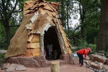 Neue Attraktion im Chemnitzer Tierpark: Auf den Spuren der Mammuts - So sah Wohnen in der Eiszeit aus.