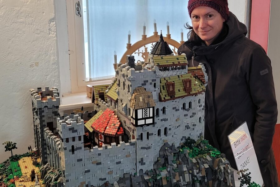 Neue Ausstellung auf Burg Schönfels: Legobauten im Wert eines Mittelklassewagens - Die amtierende Burg-Chefin Susanne Melath hinter der prächtigen Lego-Burg.